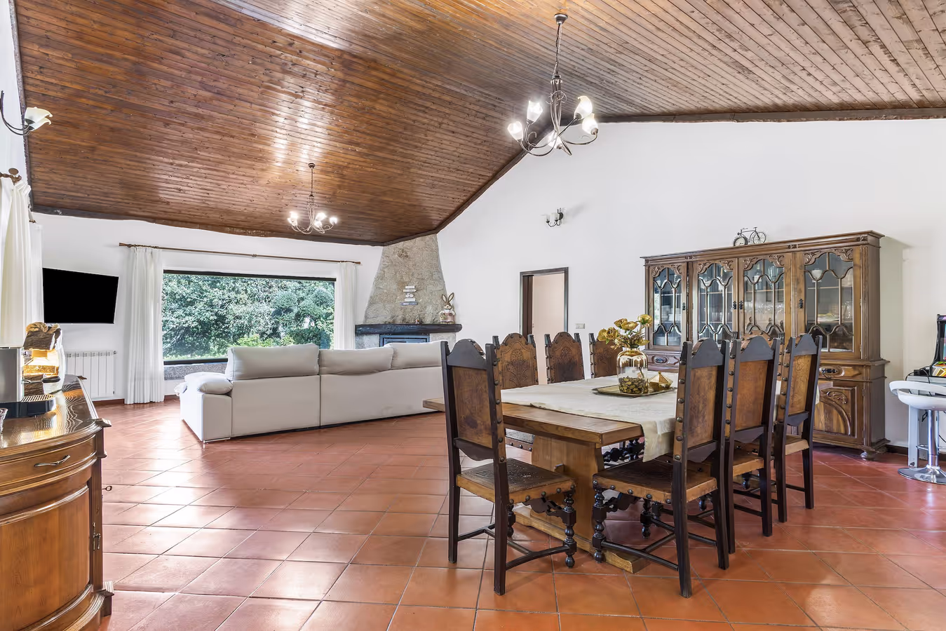 Sala e mesa de jantar no mesmo espaço